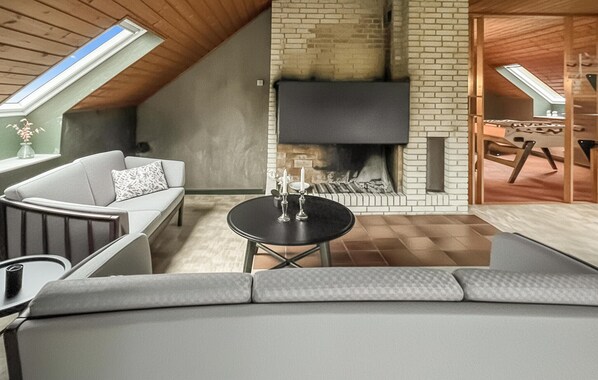 Fireplace, foosball - Awesome home in Allingåbro with WiFi (Allingåbro)