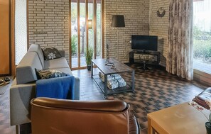 Fireplace, foosball - Awesome home in Allingåbro with WiFi (Allingåbro)