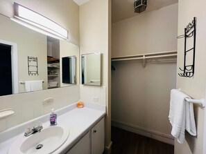 Shower, hair dryer, towels - Enjoy Passport to Paradise! (Christiansted)