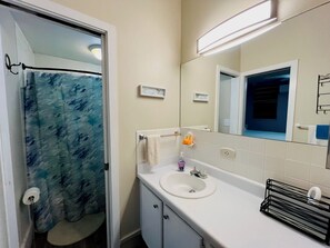 Douche, sèche-cheveux, serviettes fournies