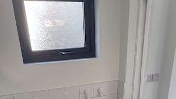 Regadera, toallas, papel de baño