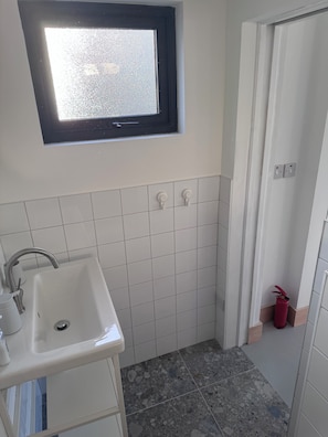 Dusche, Handtücher, Toilettenpapier