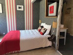 3 bedrooms, travel cot, bed sheets