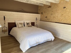 3 bedrooms, travel crib, bed sheets