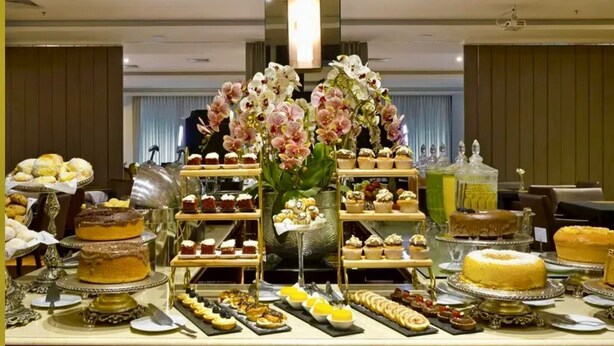 Une table de buffet proposant divers desserts et pâtisseries.