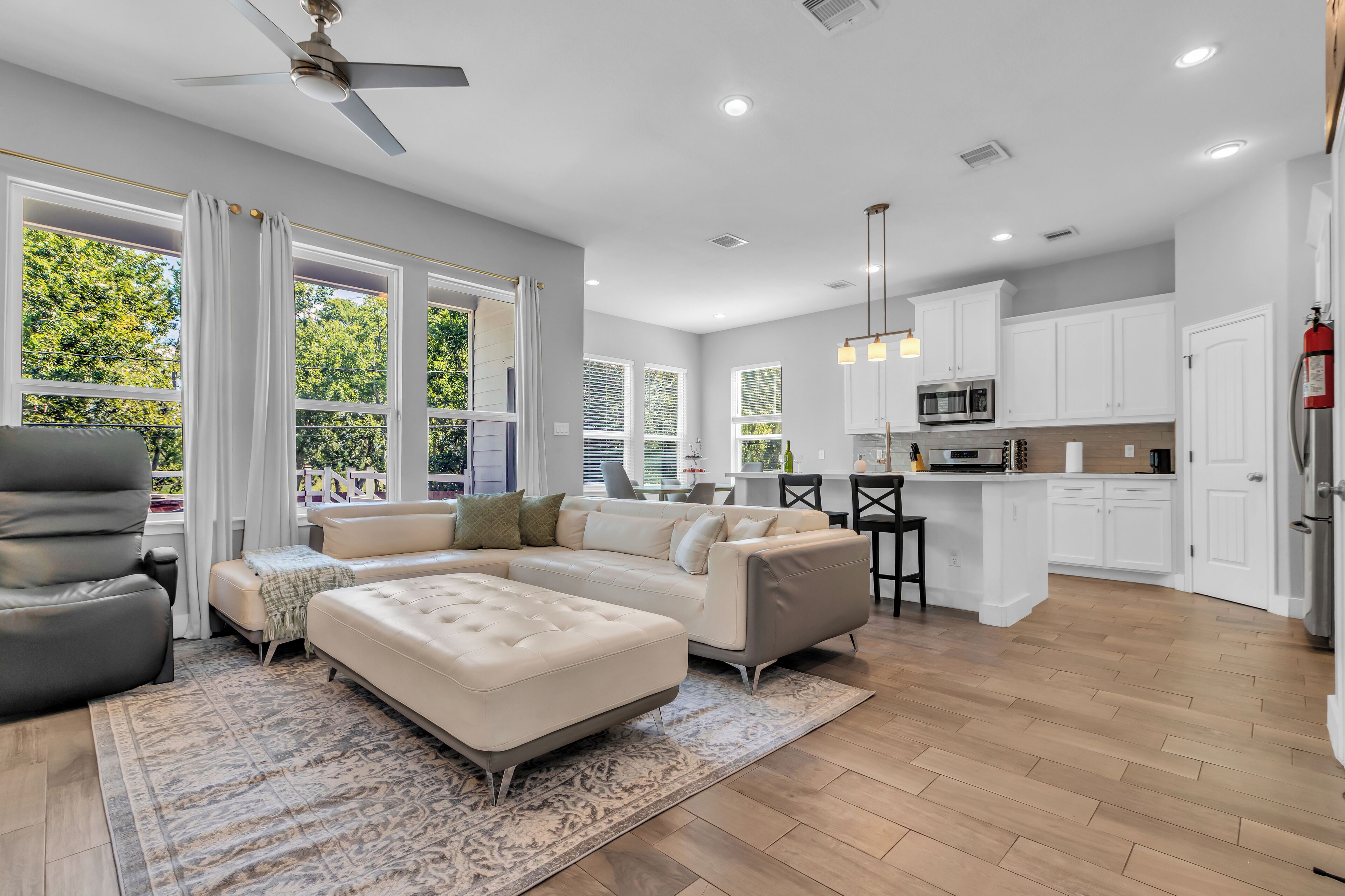 Smart TV, pebolim, livros, monitores de computador