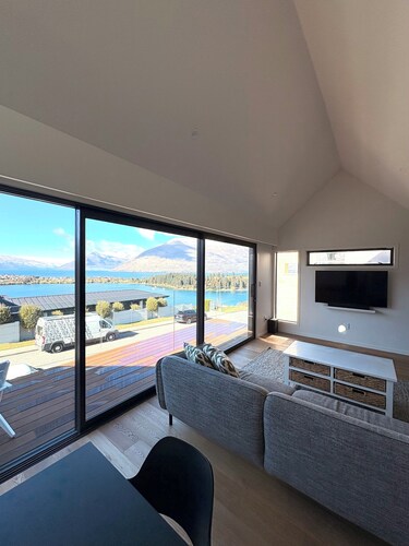 NEW Lakes Retreat on Panorama