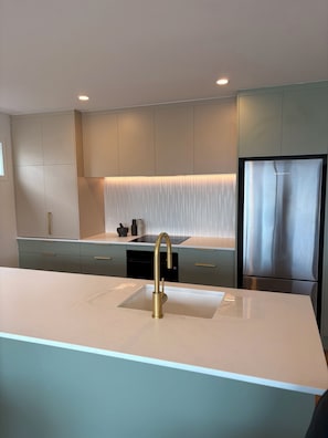 Microondas, horno, parrilla de estufa y lavavajillas