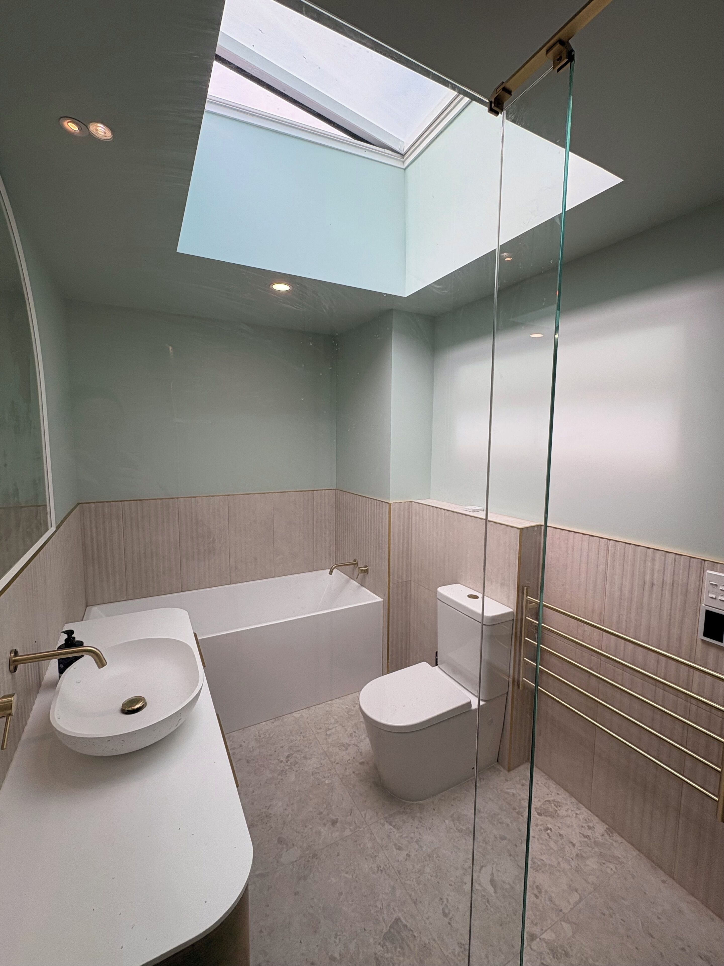 تجهيزات دش، مجففات شعر، مناشف، صابون