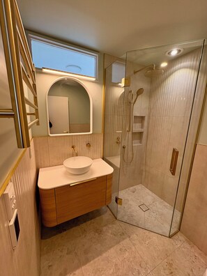 Douche, séchoir à cheveux, serviettes fournies, savon