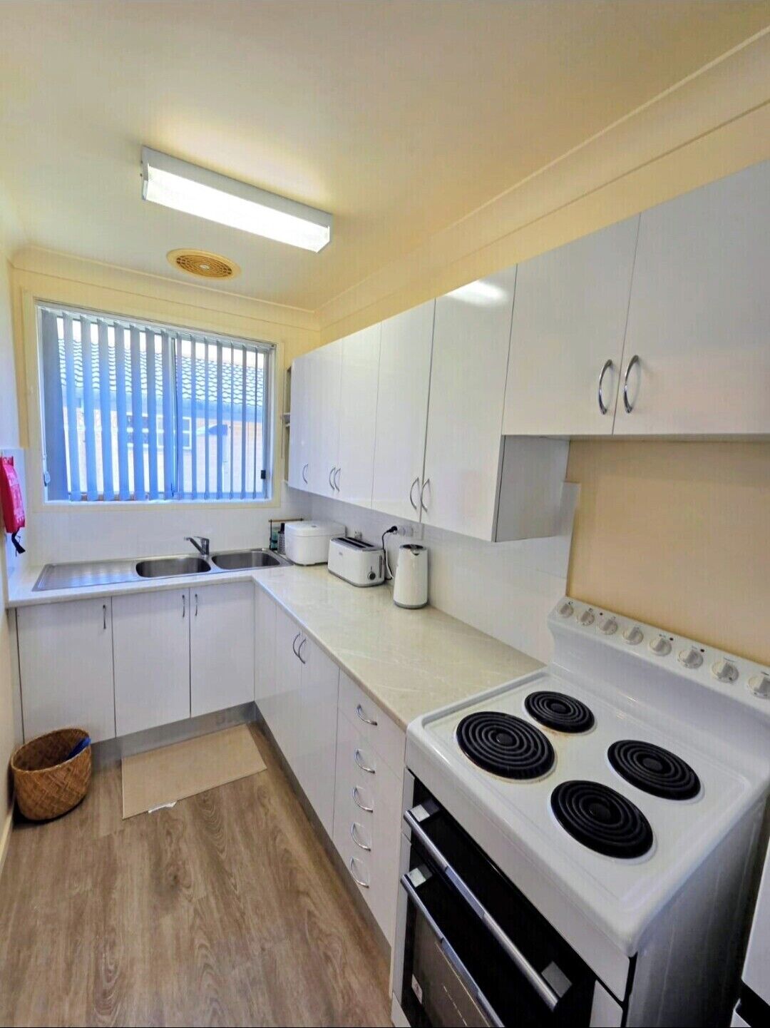 Mikrobølgeovn, ovn, kokeplater og vannkoker