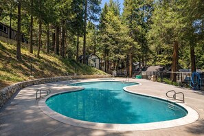 Seasonal outdoor pool - Arrowhead Ranch Retreat and Conference (Lake Arrowhead)