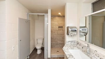 Grand Suite | Bathroom | Shower, free toiletries, hair dryer, towels