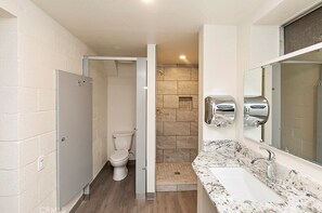 Grand suite | Badkamer | Een douche, gratis toiletartikelen, een haardroger, handdoeken