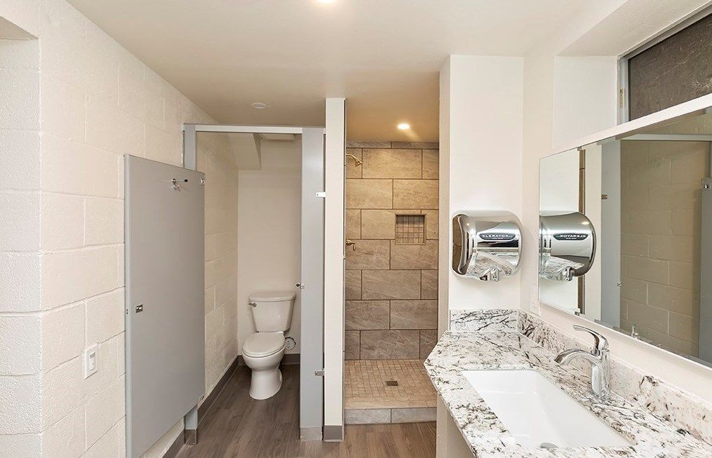 Un baño con inodoro, ducha y lavamanos.