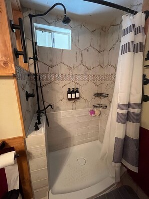 Dusche, Haartrockner, Handtücher, Seife