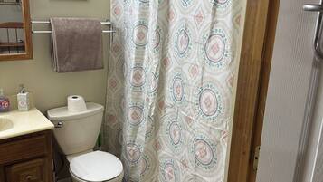 SĂšche-cheveux, serviettes fournies, savon, papier toilette