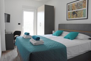 A hotel room with a bed, a desk, and a chair. - Luxury Villa Tara, 4 bedroom Villa with heated big pool (Medulin)