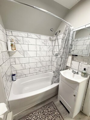 Haartrockner, Handtücher, Seife, Toilettenpapier