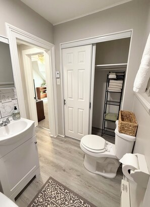 Une salle de bain avec un lavabo, des toilettes et un porte-serviettes.