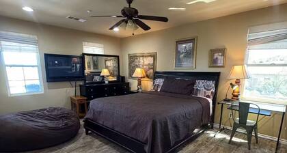 Upstairs 2BR Retreat / Balcony, Pool & Hot Tub