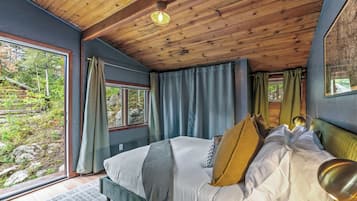 3 bedrooms, iron/ironing board, internet, bed sheets