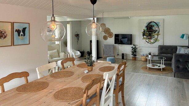 A dining area with a wooden table and chairs, surrounded by woven placemats. - Nice home in Slagelse with WiFi (Slagelse)