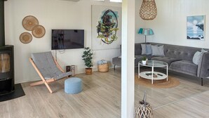 A living room with a TV, a sofa, a chair, and a fireplace. - Nice home in Slagelse with WiFi (Slagelse)