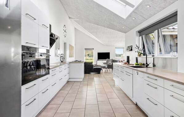 Frigorífico, placa de cocina, lavavajillas y cafetera o tetera