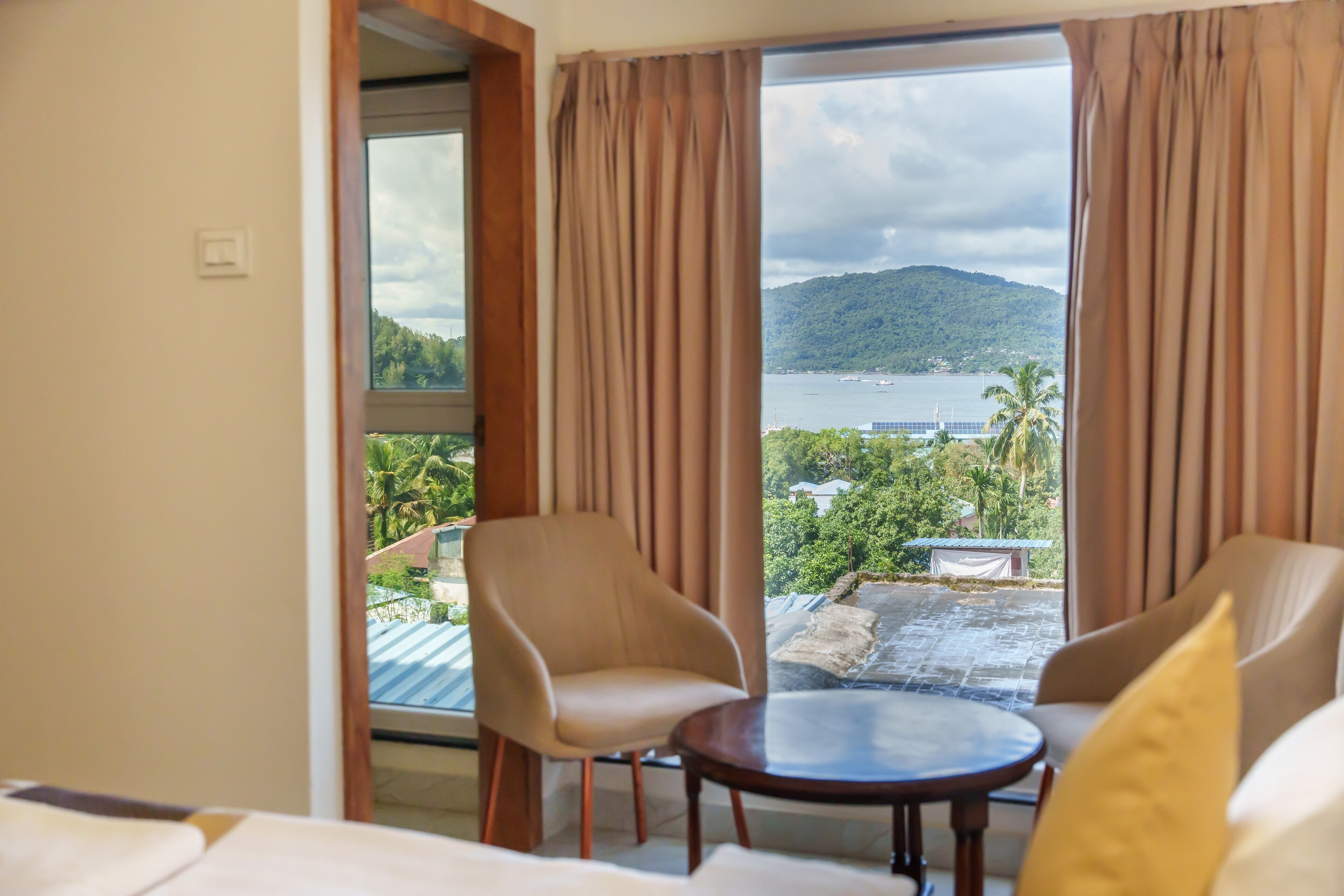 Deluxe Single Room, 1 King Bed, Air conditioning, Partial Ocean View | Premium bedding, desk, laptop workspace, blackout curtains