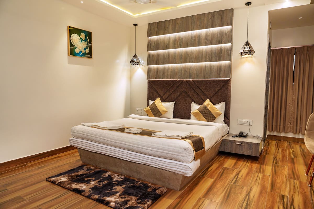 Standard Single Room, 1 King Bed, Air conditioning | Desk, laptop workspace, blackout drapes, soundproofing