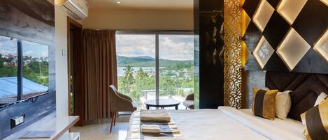 Habitación individual Deluxe, 1 cama King size, aire acondicionado, vista parcial al océano | Escritorio, espacio para trabajar con laptop y cortinas blackout