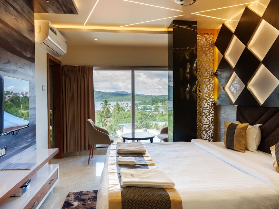 Quarto solteiro luxo, 1 cama King, ar-condicionado, vista parcial para o oceano | Roupas de cama premium, escrivaninha, espaço de trabalho para notebook