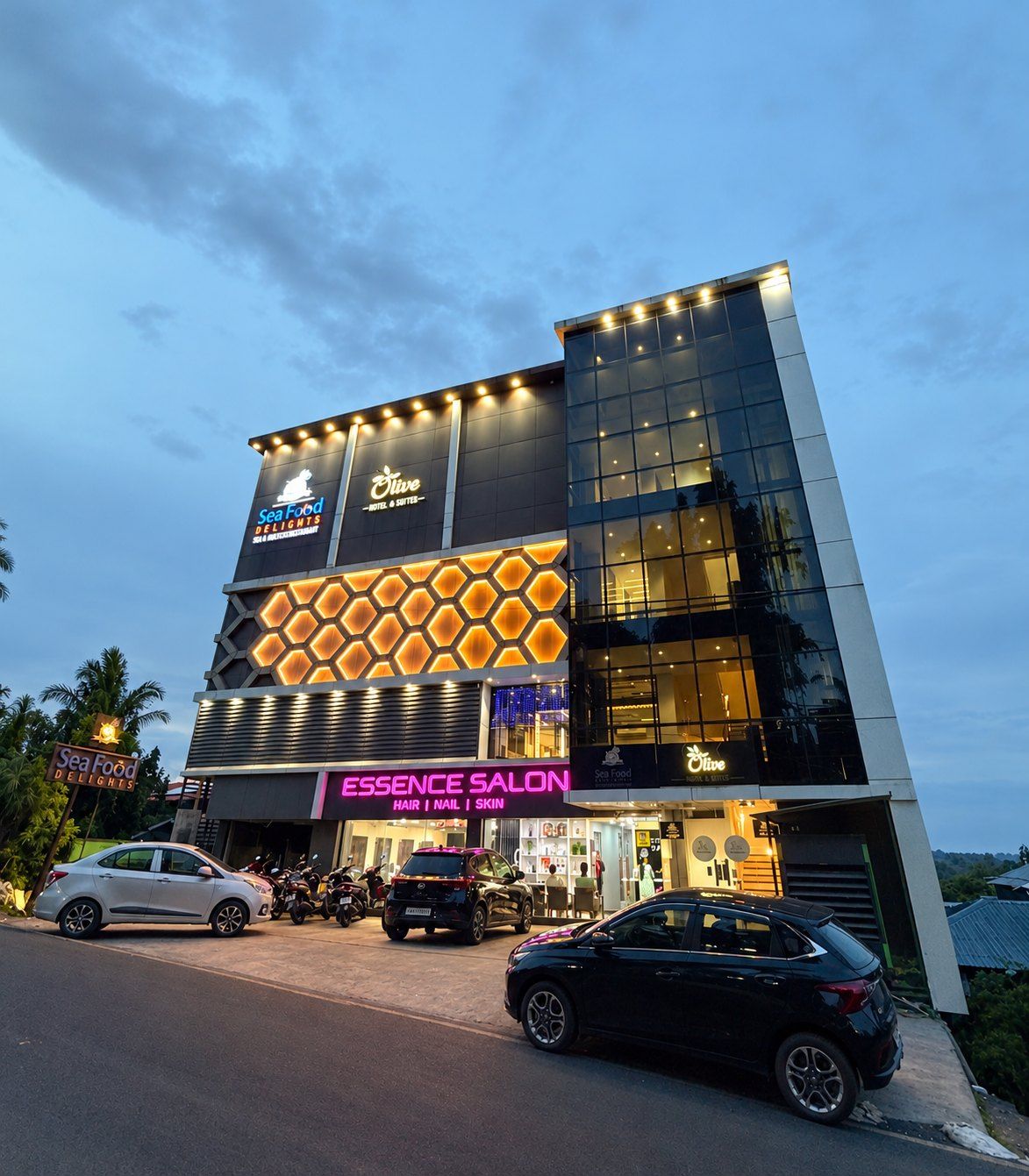Un hotel con facciata moderna, ingresso ben visibile e insegna per un Essence Salon.