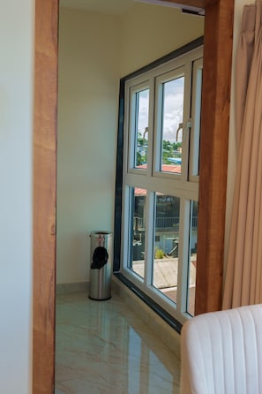 Habitació individual Deluxe, 1 llit de matrimoni gran, aire condicionat, vistes parcials a l'oceà | Roba de llit d'alta qualitat i escriptori