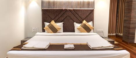 Standard Single Room, 1 King Bed, Air conditioning | Desk, laptop workspace, blackout curtains, soundproofing