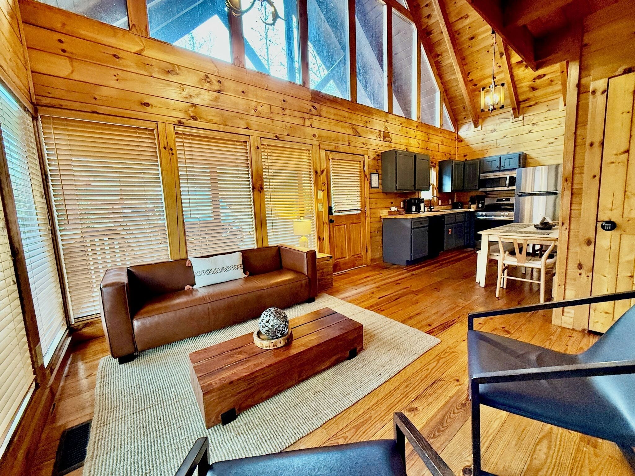 智能电视、壁炉、桌上足球、书