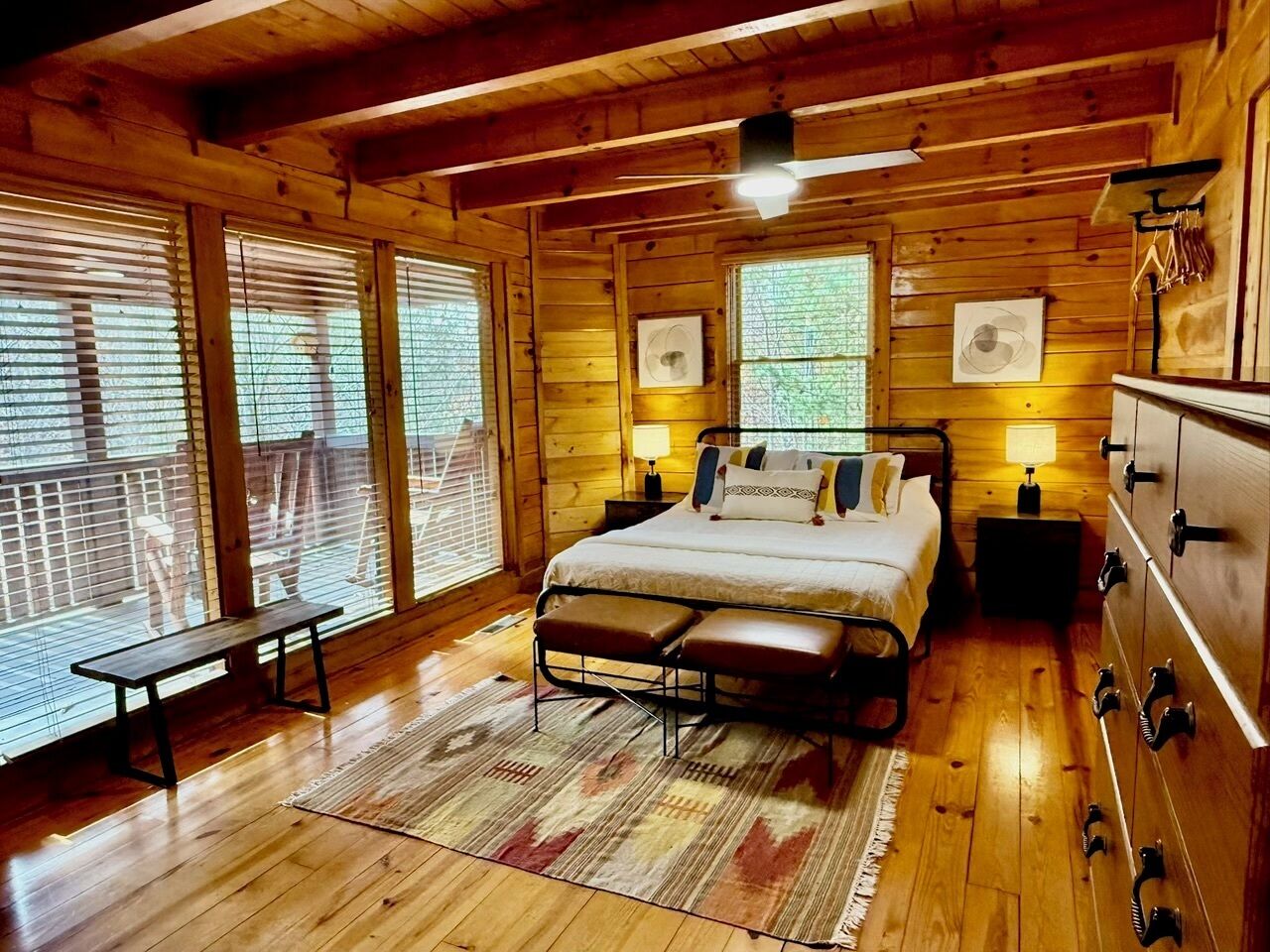 2 habitaciones, tabla de planchar con plancha y cuna de viaje 