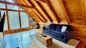 智能电视、壁炉、桌上足球、书