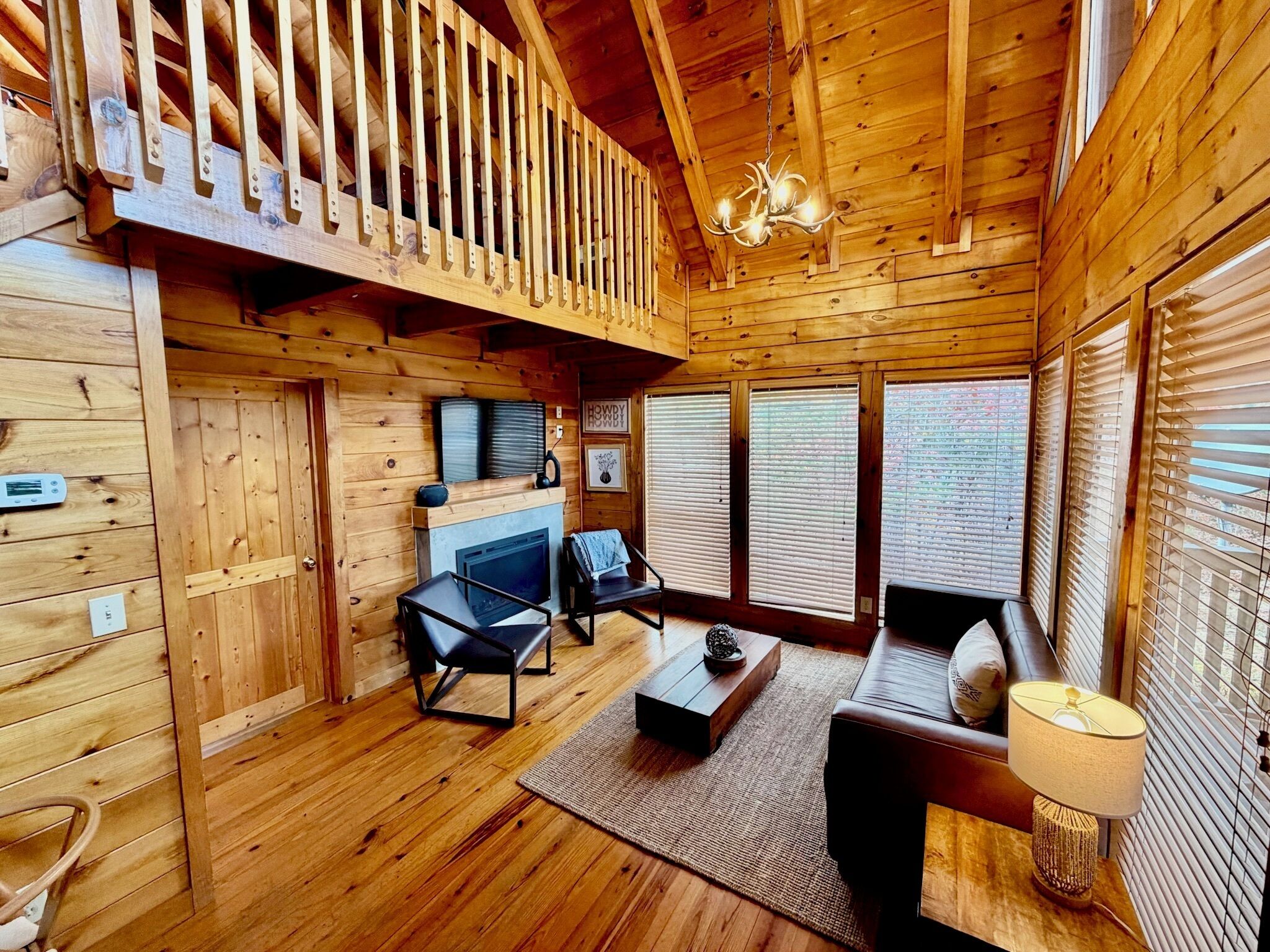 Smart TV, chimenea, futbolito y libros 