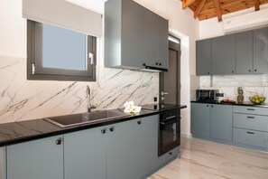 Microondas, horno, placa de cocina y lavavajillas