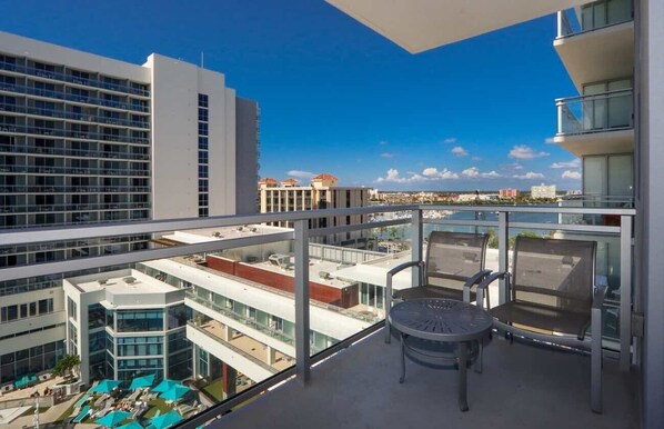 Un balcón con vistas a un puerto deportivo y edificios.