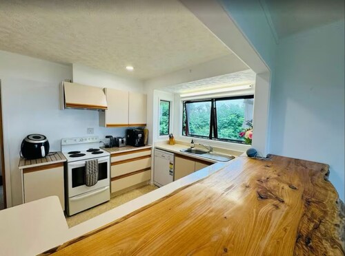 Spacious Kiwi bach with harbour views