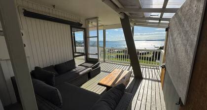 Spacious Kiwi bach with harbour views