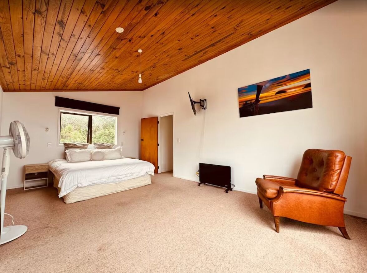 3 habitaciones, tabla de planchar con plancha, wifi y ropa de cama 