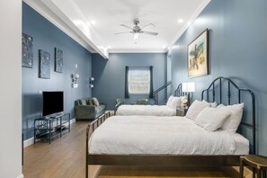 1 slaapkamer, een bureau, een strijkplank/strijkijzer, wifi