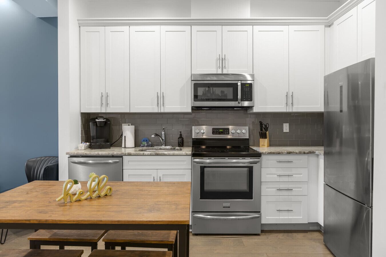 Een koelkast, een magnetron, een oven, een kookplaat