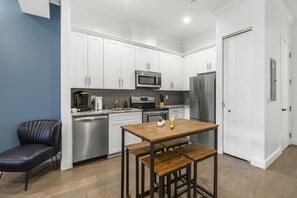 Een koelkast, een microgolfoven, een oven, een kookplaat