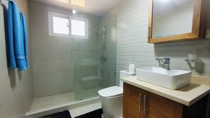 Dusche, Handtücher, Seife, Toilettenpapier