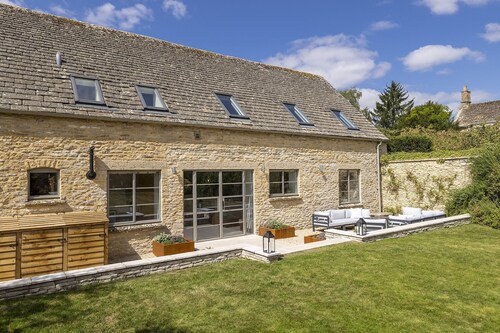 Beautifully presented dog friendly barn conversion - The Tallat